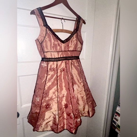 •SHRINE OF HOLLYWOOD BRAND DRESS ~VINTAGE STYLE PLEATED WITH FLORAL EMBROIDERY! - Picture 6 of 15